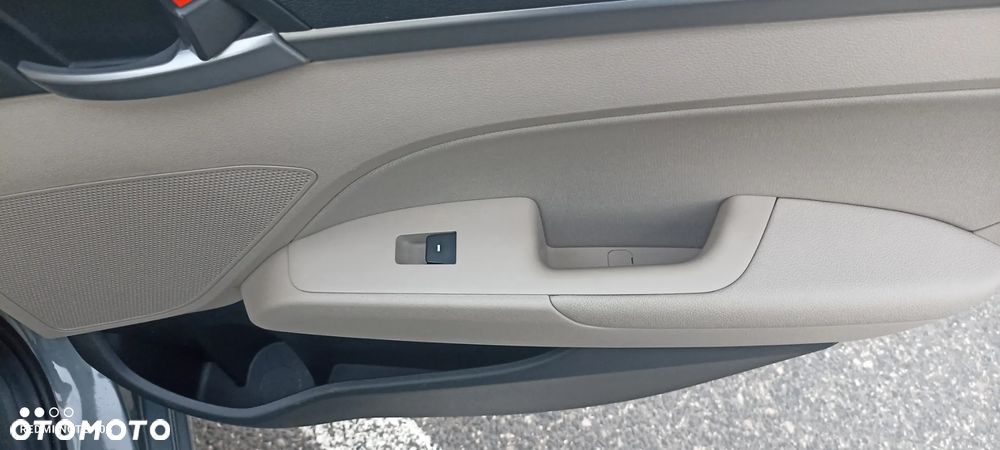 Hyundai Elantra 1.6 CRDi Comfort - 19