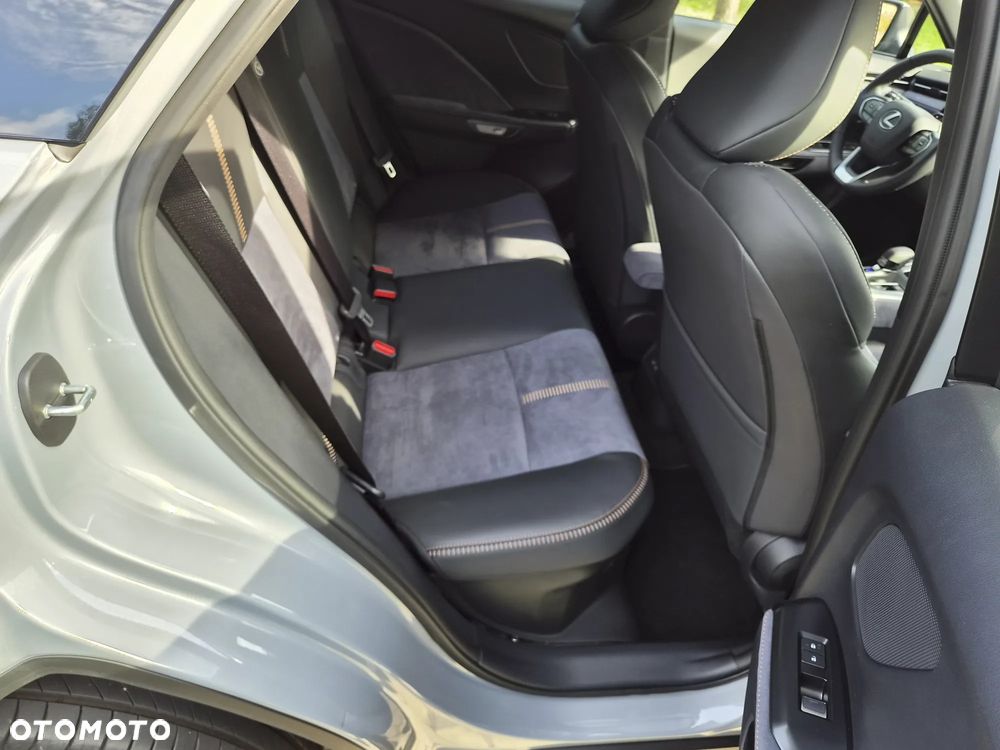 Lexus LBX 1.5 Hybrid Cool AWD - 17