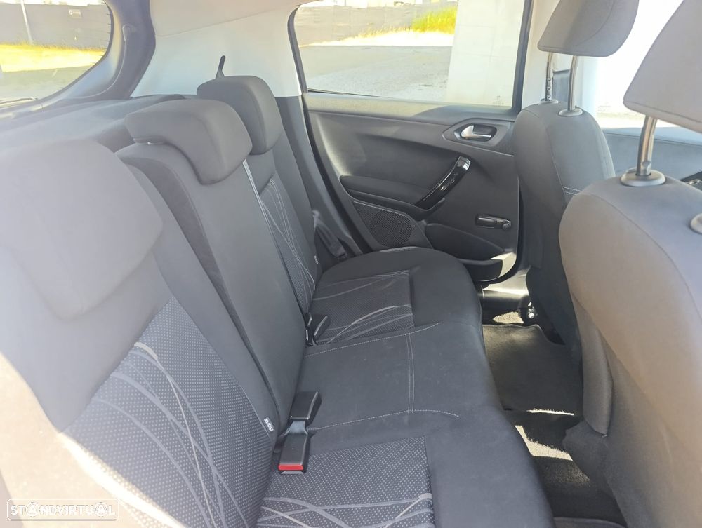 Peugeot 208 1.2 VTi Allure - 21