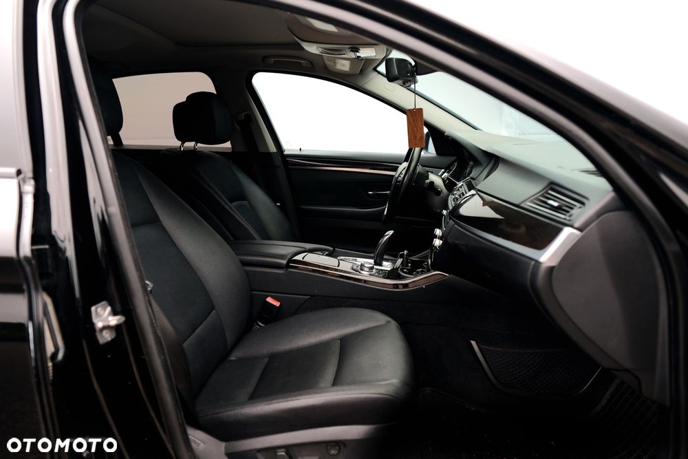 BMW Seria 5 528i - 30