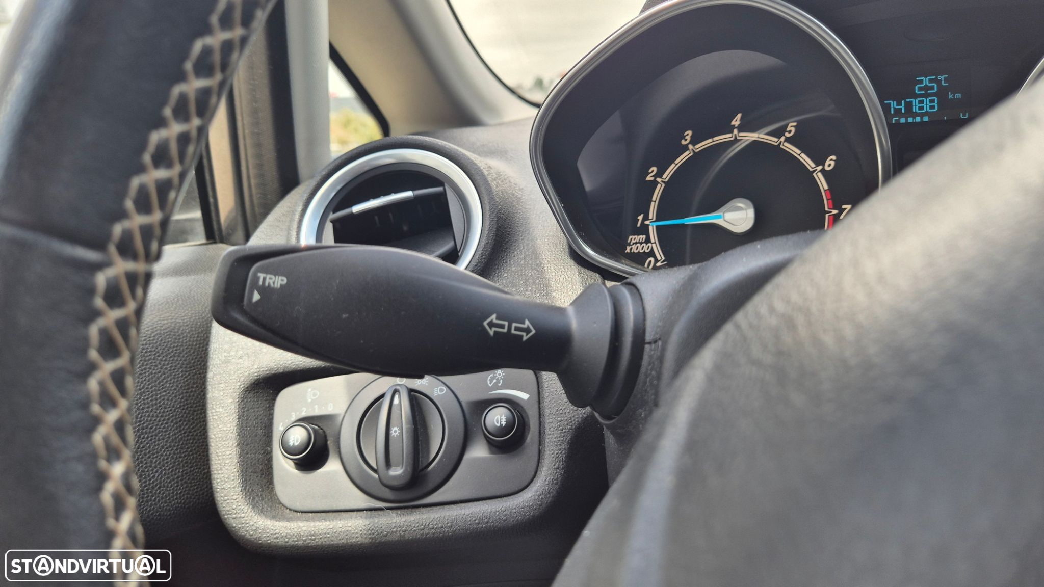 Ford Fiesta 1.0 T EcoBoost Titanium - 25