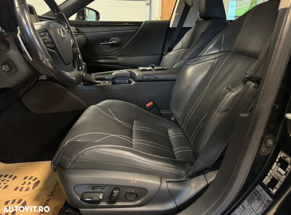 Lexus Seria ES 300h 2.5 TNGA HV 25H- 4X2 CVT Executive - 22