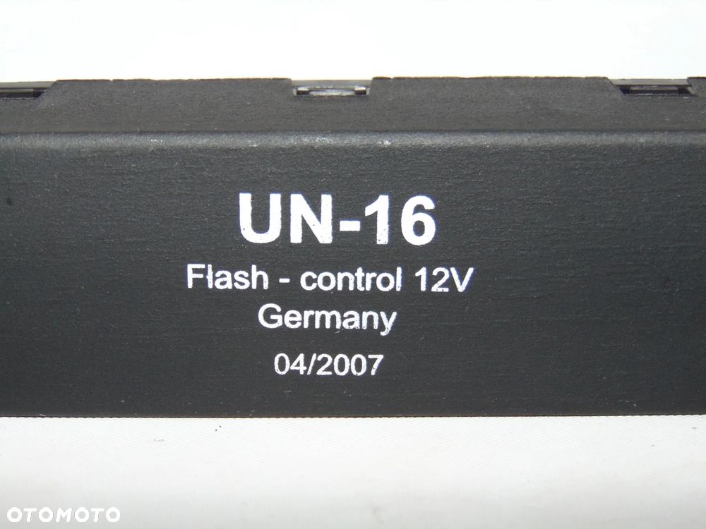 Moduł przekaźnik sterownik świateł haka holowniczego przyczepy UN-16 Flash Control Opel Vectra C 02-09r - 2