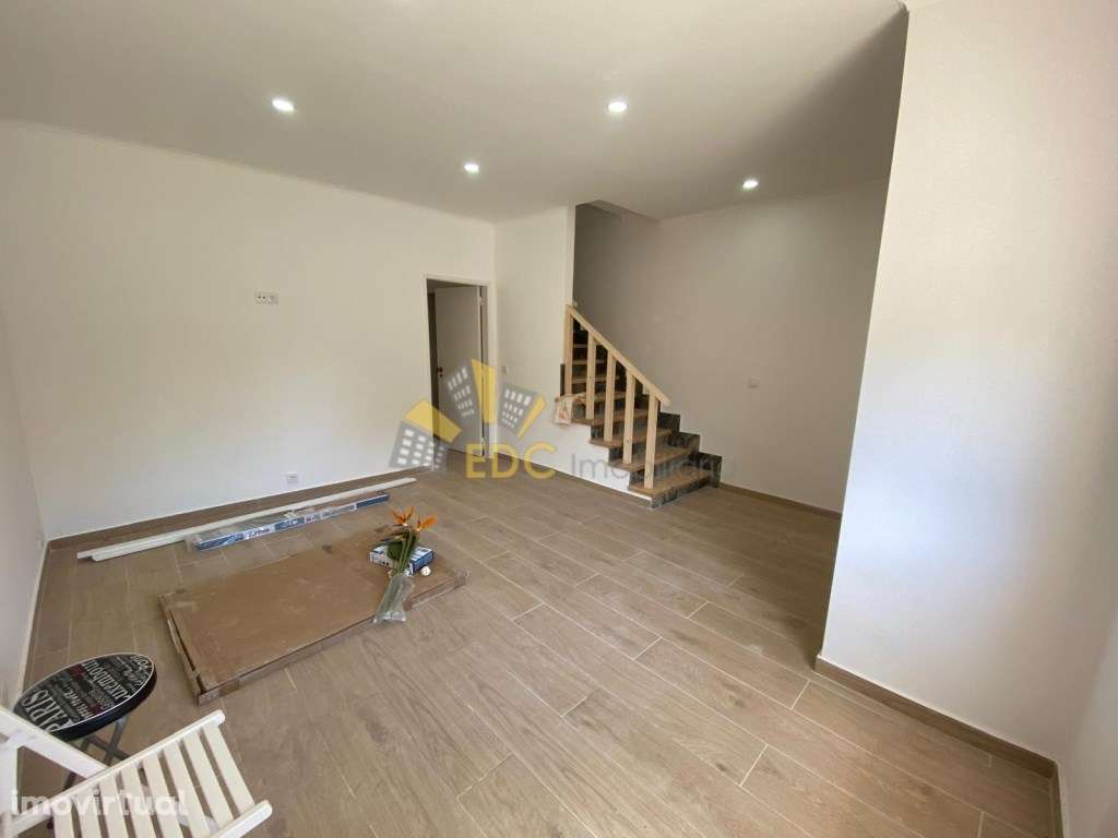 Moradia T3 - Remodelada com 2 frentes no centro de Mem Martins | Nã... - Grande imagem: 4/37