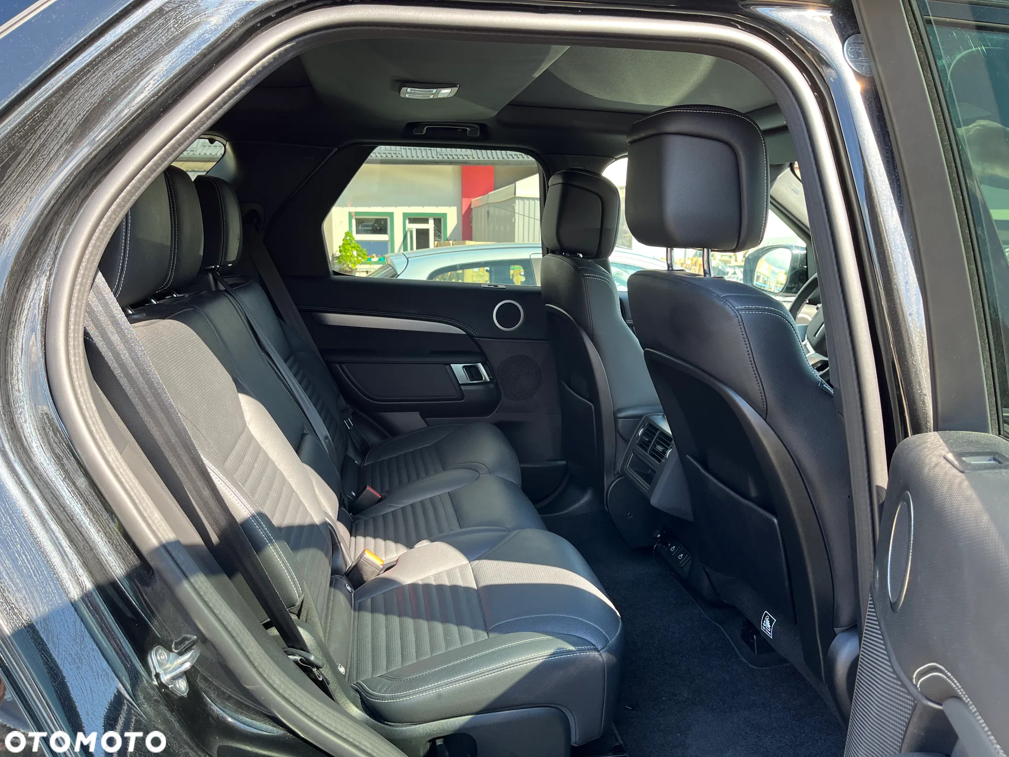 Land Rover Discovery V 2.0 P300 - 12