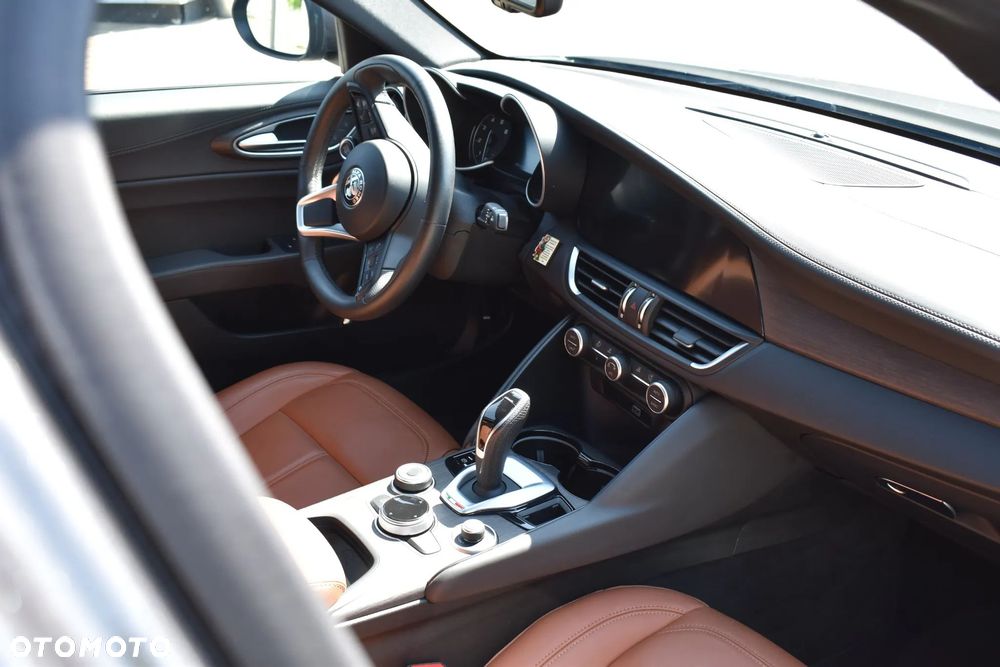 Alfa Romeo Giulia 2.0 Turbo 16V AT8-Q4 Ti - 10