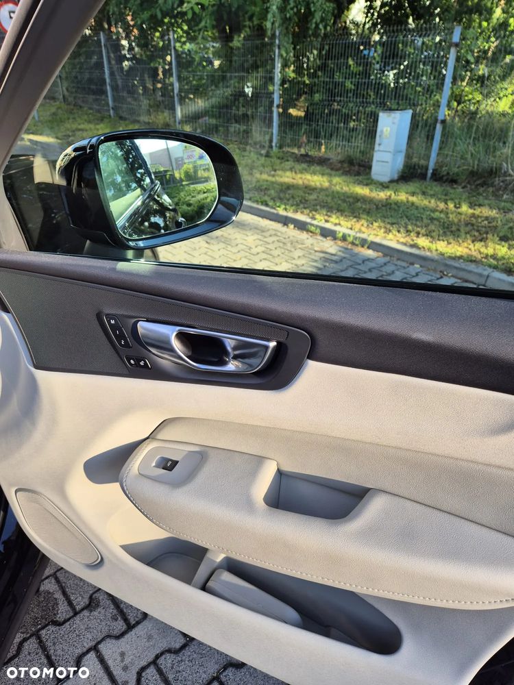 Volvo XC 60 B4 B Plus Dark - 16