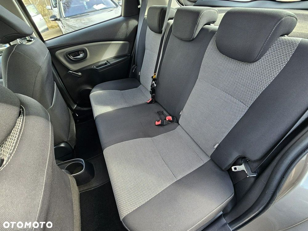 Toyota Yaris Hybrid 100 Business Edition - 17