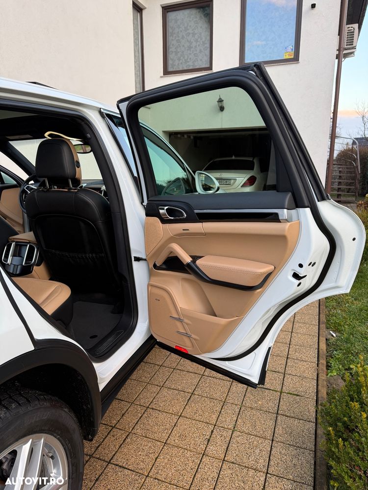 Porsche Cayenne 3.0 L V6 - 8