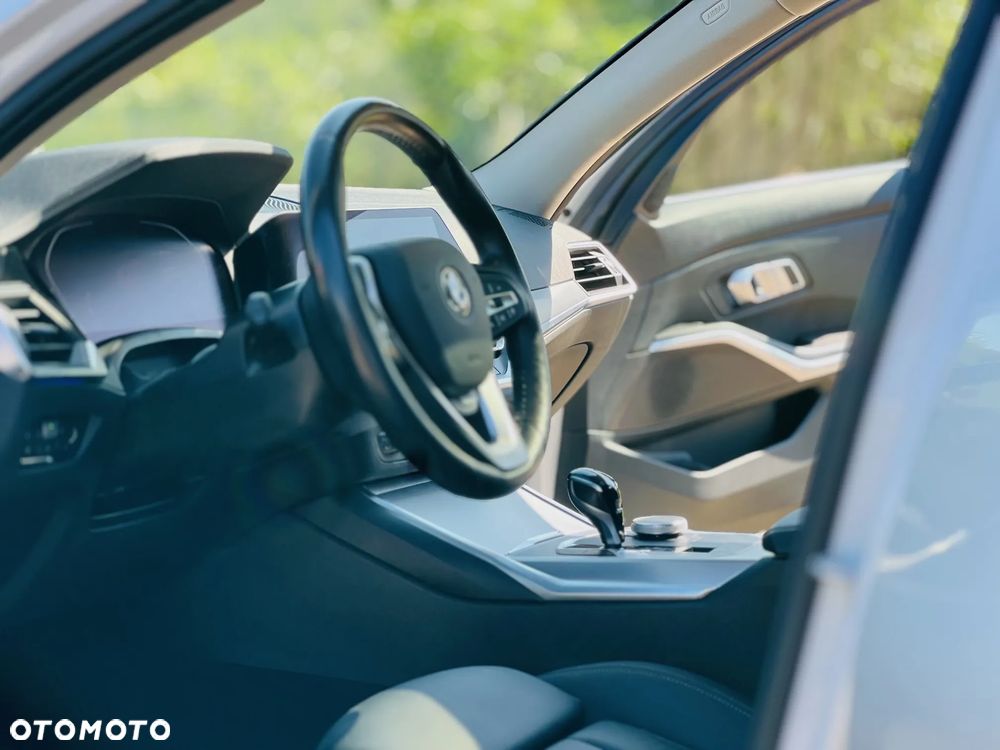 BMW Seria 3 320d xDrive Luxury Line sport - 35