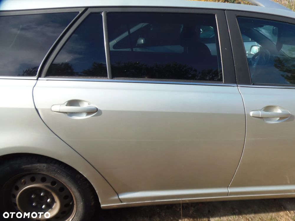 DRZWI PRAWY TYŁ TYLNE TOYOTA AVENSIS T25 KOMBI KOD 1C0 - 1
