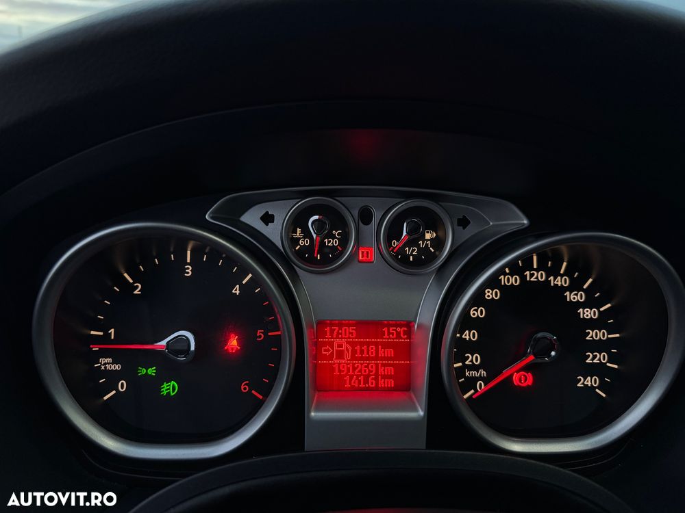 Ford Focus 2.0 TDCi DPF Ghia - 23