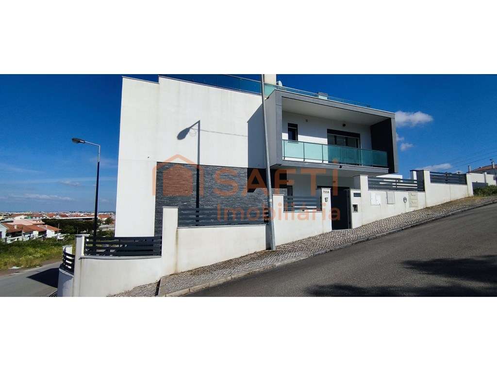 Moradia Nova Isolada com Piscina - Grande imagem: 2/25