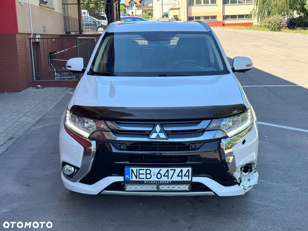 Mitsubishi Outlander - 2