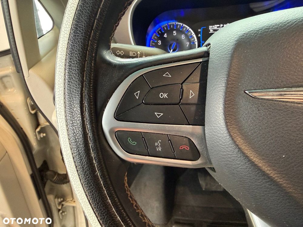 Chrysler Pacifica - 30