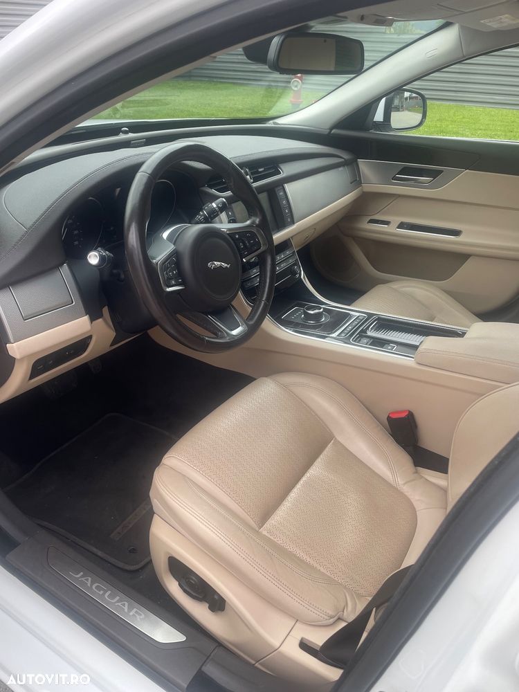 Jaguar XF 20d AWD Portfolio - 8