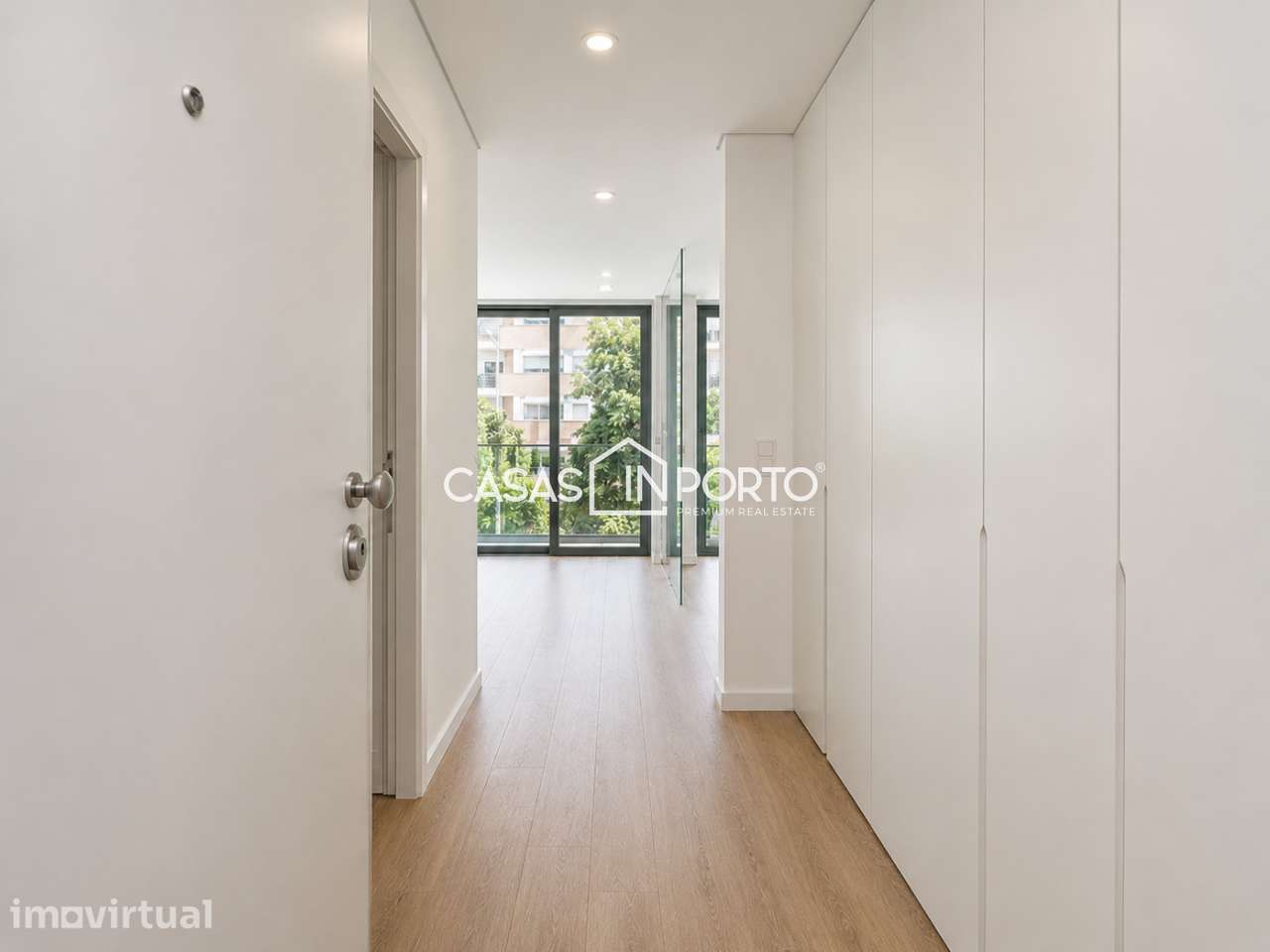 Apartamento com Varanda e Garagem junto ao Hospital de São João - Grande imagem: 3/24