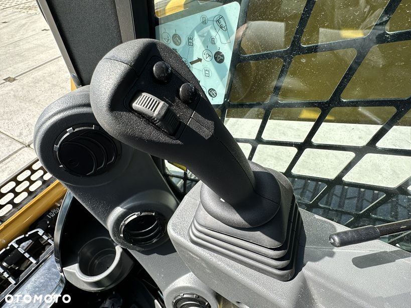 Caterpillar 249D3 - 16