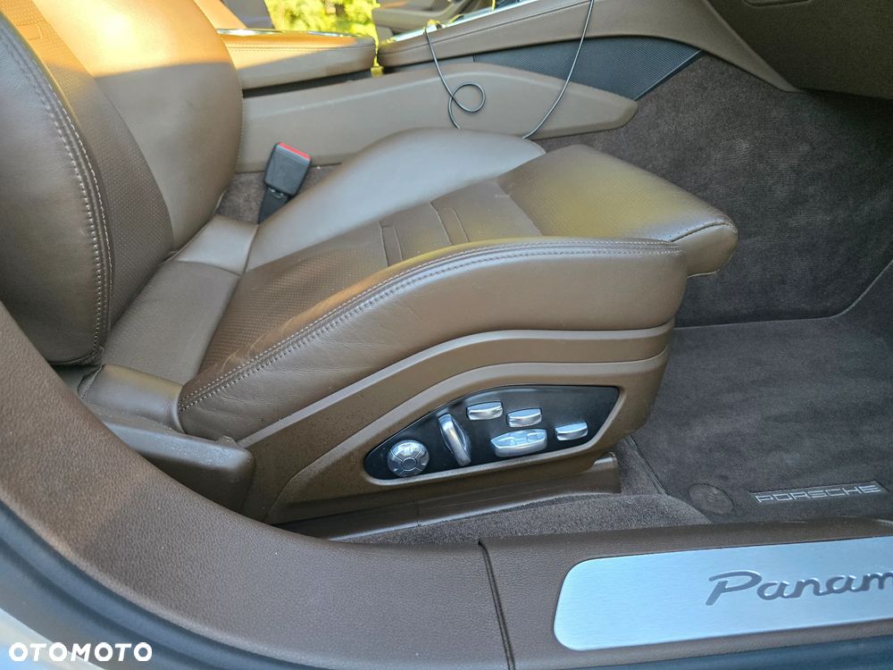 Porsche Panamera 4 - 30