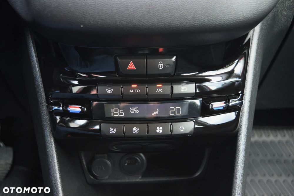 Peugeot 208 1.2 PureTech Allure - 21