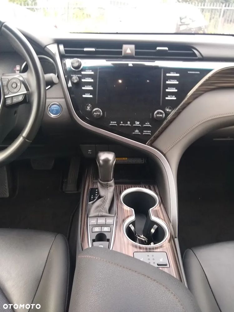 Toyota Camry ver-2-5-hybrid-executive-cvt - 17