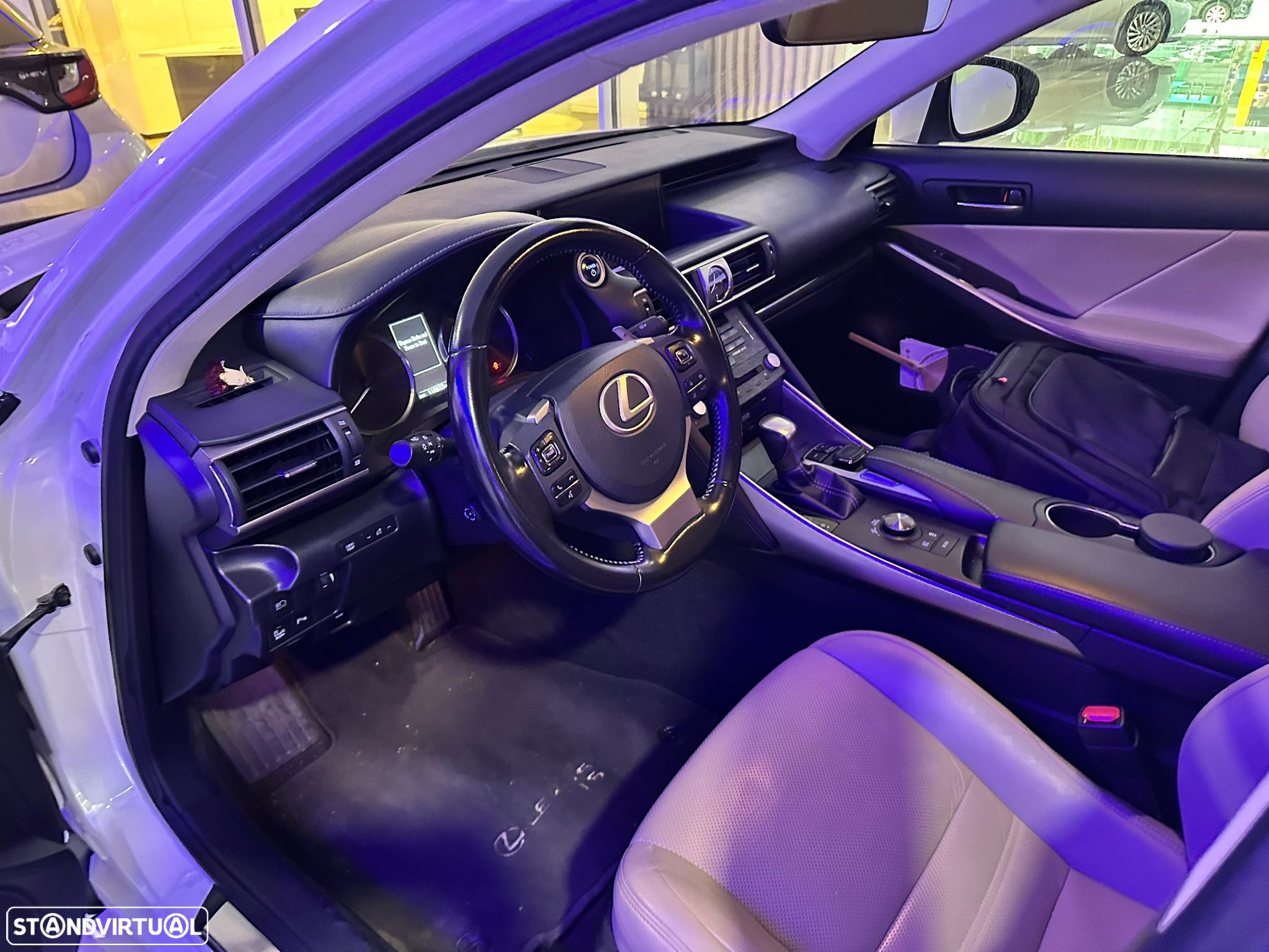 Lexus IS 300H Luxury - 2
