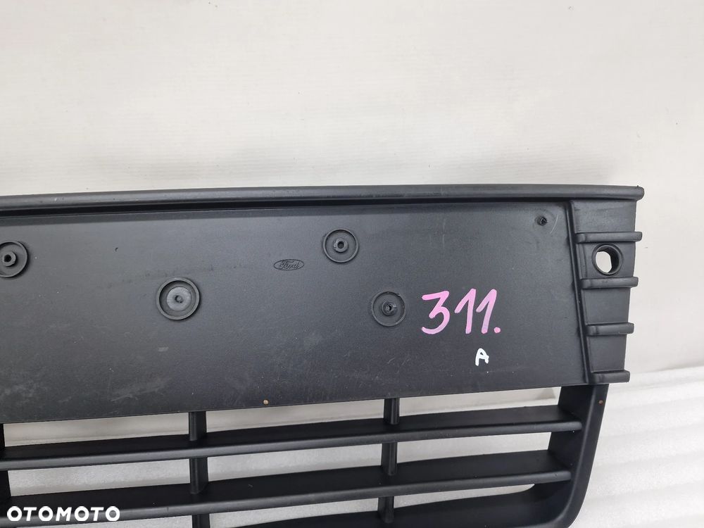 FORD FOCUS MK3 10- BEZ PDC , KRATKA ŚRODKOWA ZDERZAKA PRZEDNIEGO , NR BM51-17K945-B / BM51-17K945-A , NR AUKCJI K311 - 5