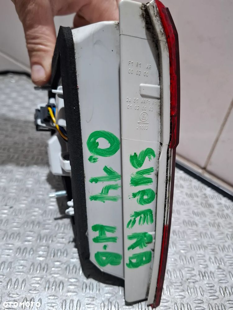 Lampa w klape lewy tył Skoda SuperB II Lift R 2014 nr 3T5945093B - delikatnie uszkodzona - 5