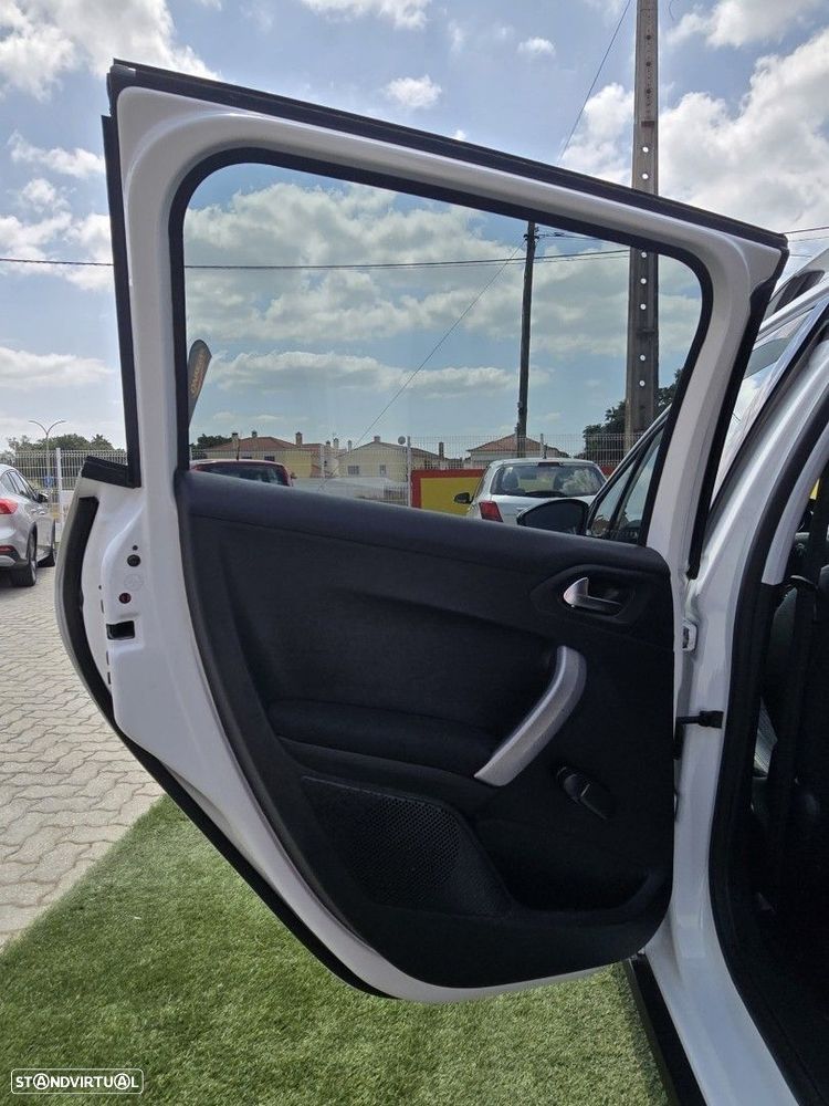 Peugeot 2008 1.2 PureTech Allure - 12