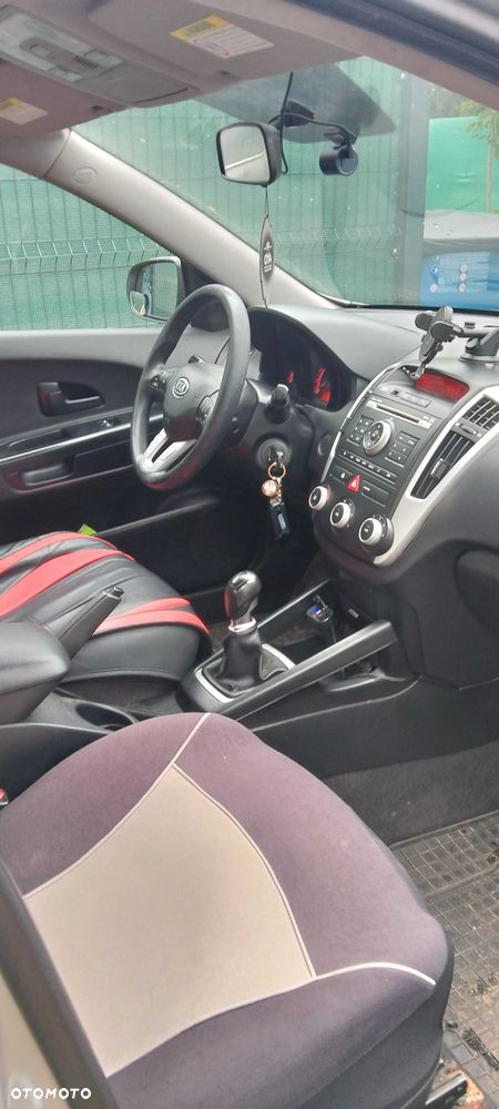 Kia Ceed - 8