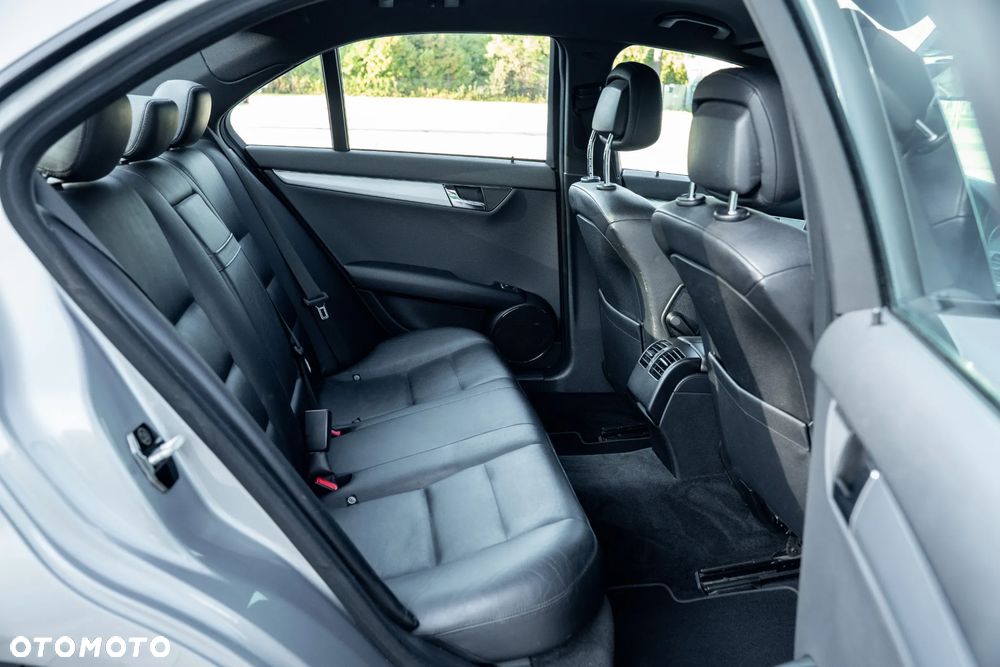 Mercedes-Benz Klasa C 180 CGI BlueEFFICIENCY Avantgarde - 22