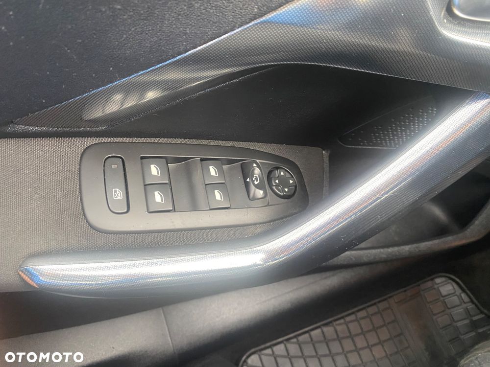 Peugeot 2008 1.6 BlueHDi Allure S&S - 26