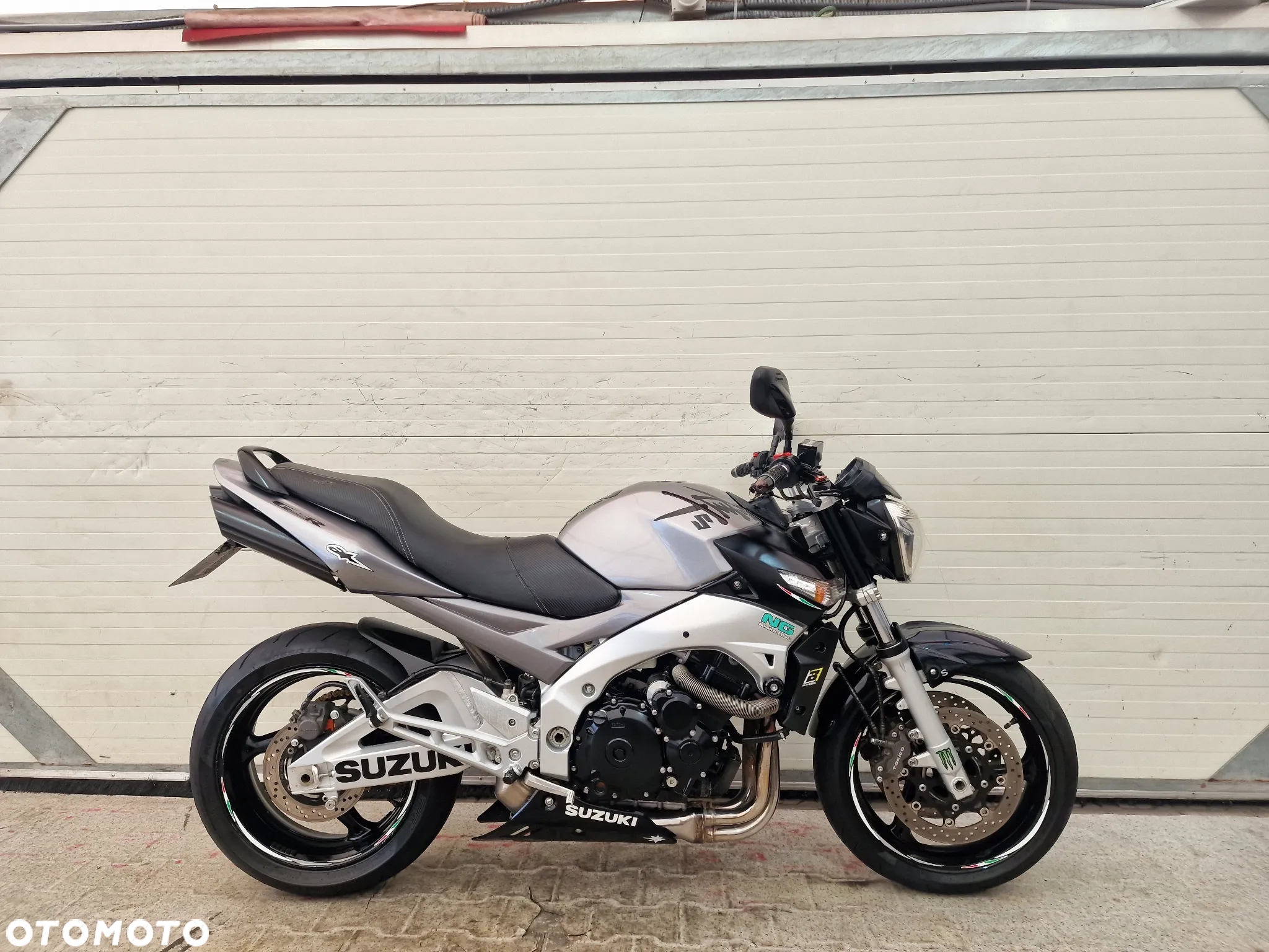 Suzuki GSR - 4