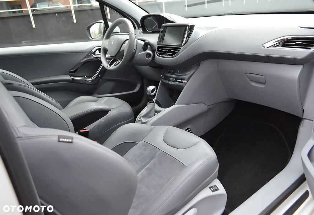 Peugeot 208 - 13