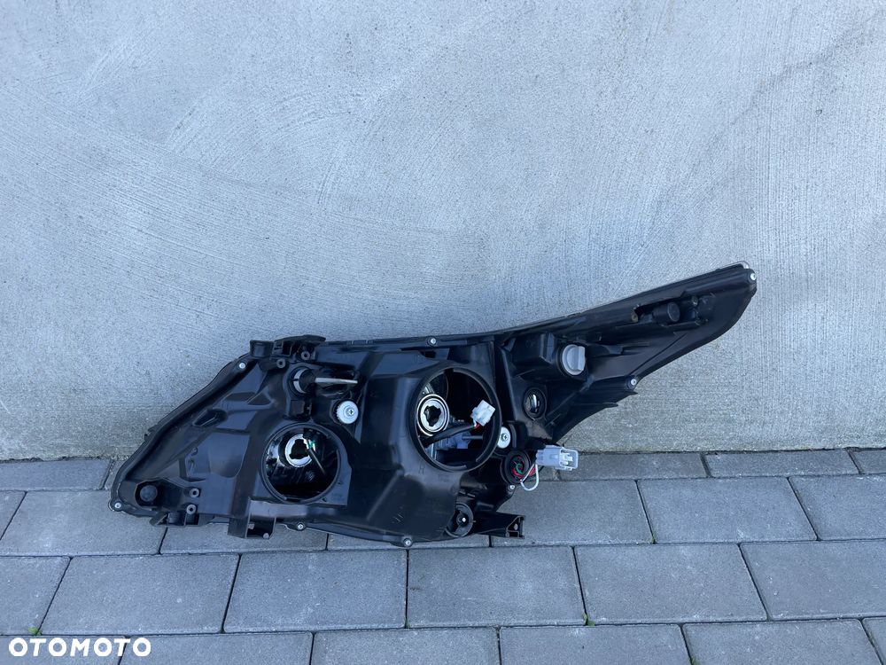 LAMPA PRZEDNIA PRAWA TOYOTA AVENSIS T27 LIFT  2012-2015 - 2