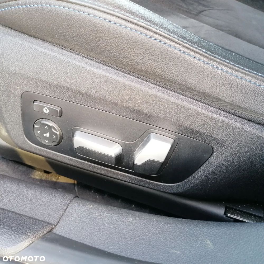 BMW Seria 3 330e M Sport - 11