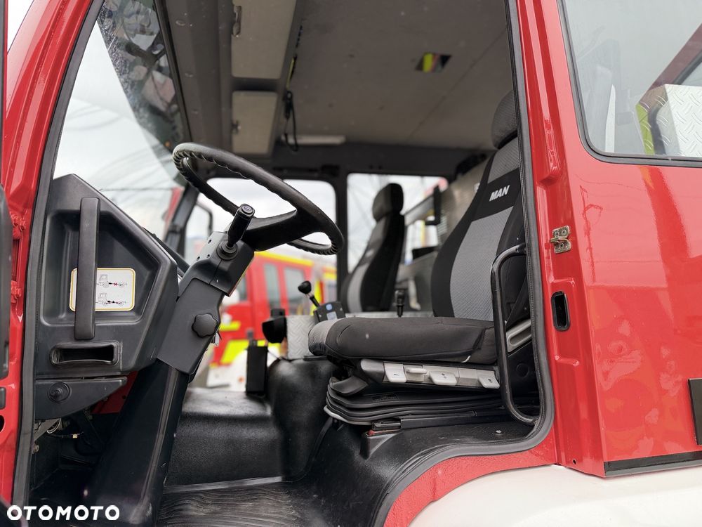MAN Straż pożarna pojazd pożarniczy wóz strażacki MAN GBA średni terenowy- uterenowiony 4x4 CNBOP 3000l wody reduktor blokada tylnego mostu, maszt oświetleniowy - 11