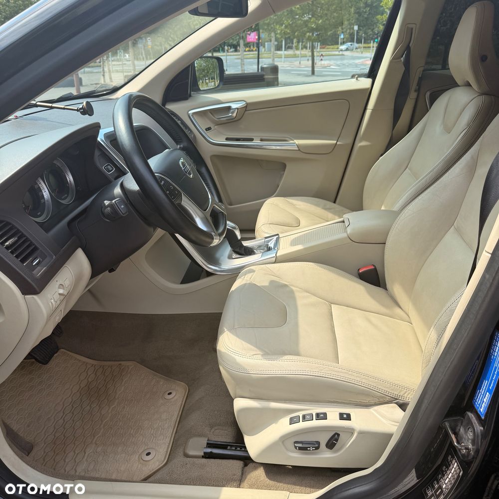 Volvo XC 60 D5 AWD Momentum - 8