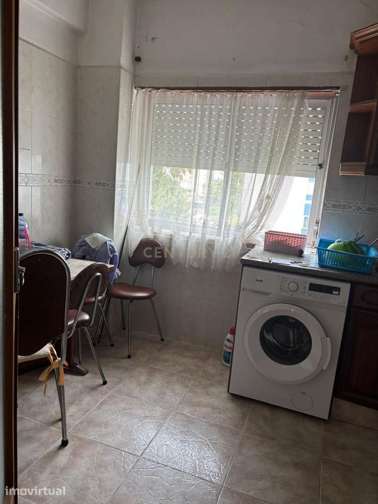Apartamento T3 com elevador e varanda no Laranjeiro – Almada - Grande imagem: 2/12