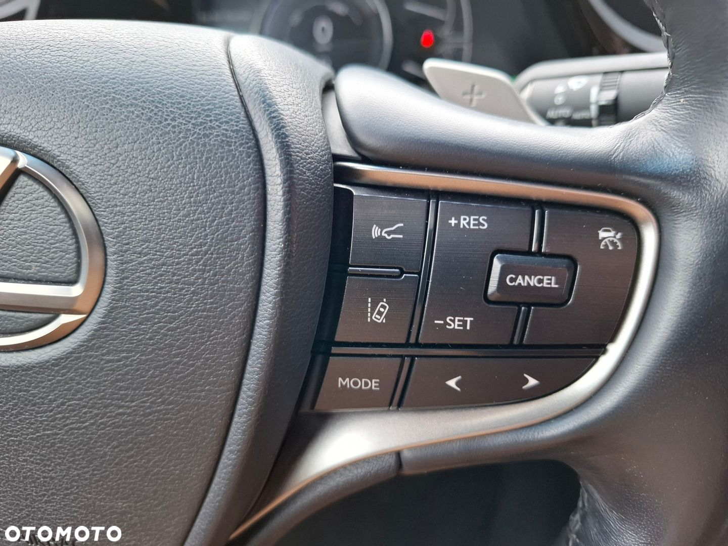 Lexus ES 300h Omotenashi - 35
