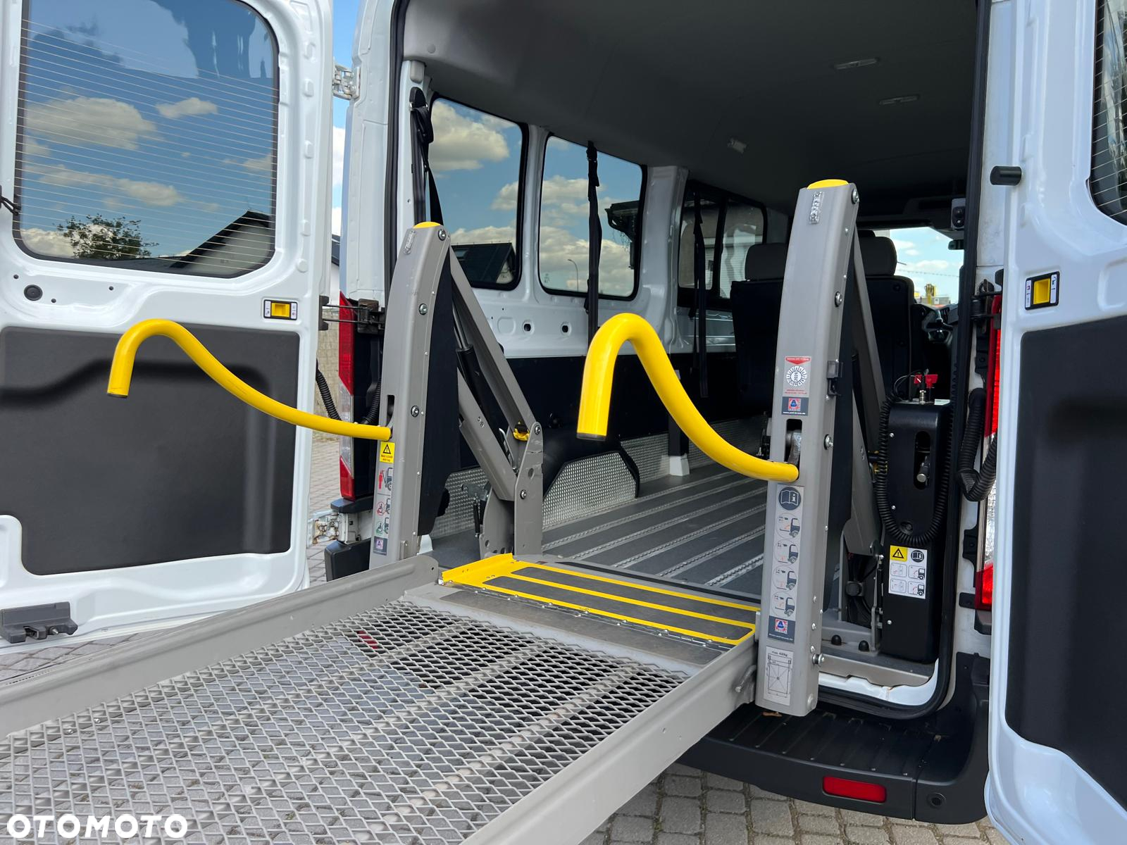 Ford Transit 9 osobowy dla niepełnosprawnych WINDA AMF - 11