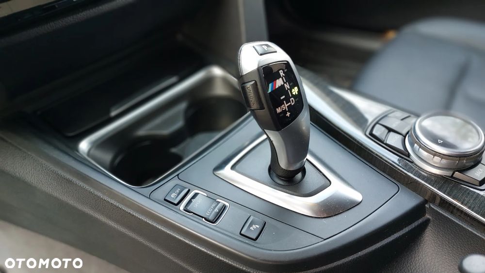 BMW Seria 3 328i xDrive Sport-Aut Luxury Line - 26