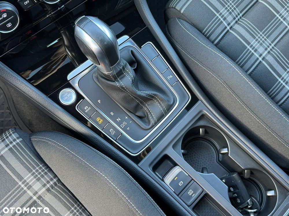 Volkswagen Golf - 34