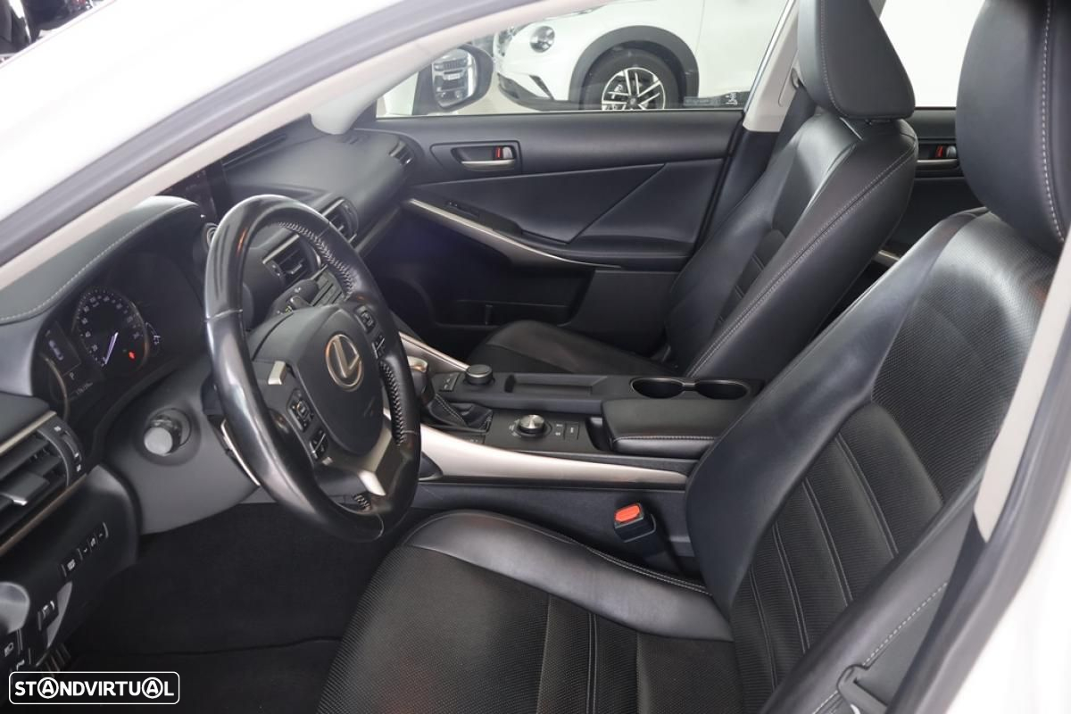 Lexus IS 300H - 18