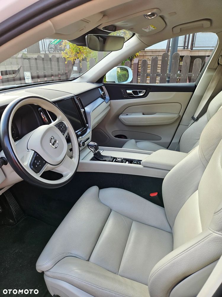 Volvo XC 60 T5 AWD Momentum Pro - 9