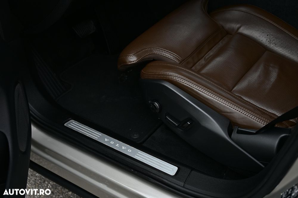 Volvo XC 60 D4 AWD Geartronic Inscription - 32