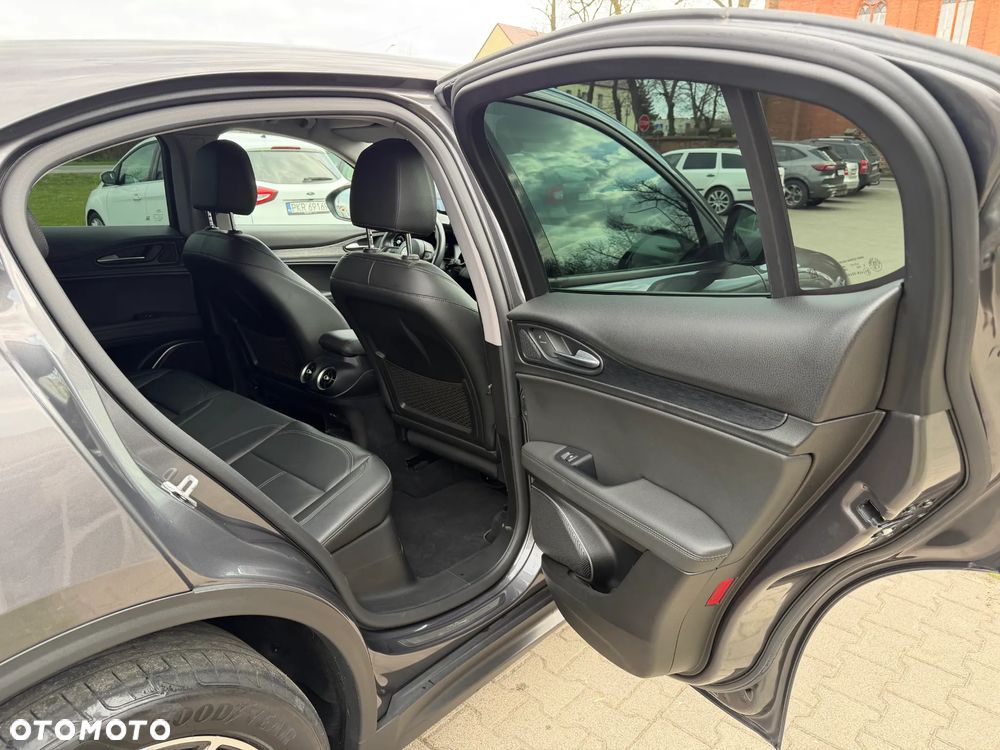 Alfa Romeo Stelvio - 17