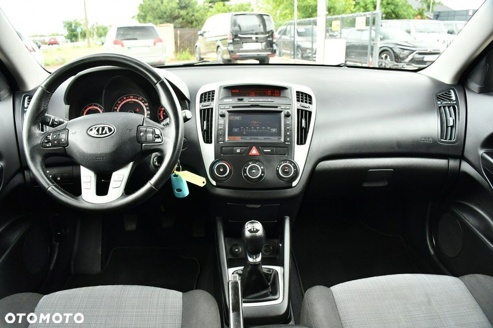 Kia Ceed - 38