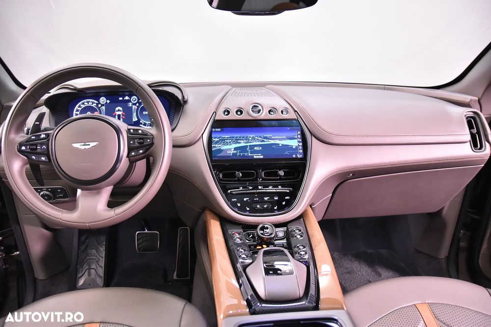 Aston Martin DBX - 9