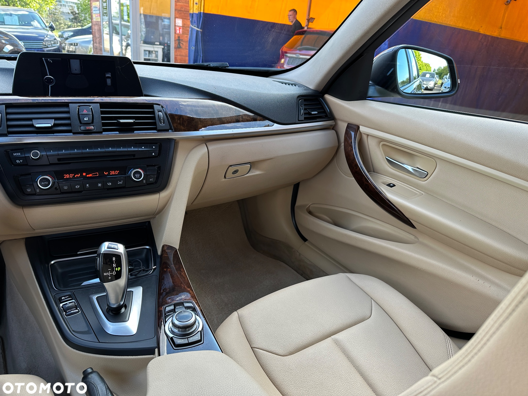 BMW Seria 3 318d DPF Touring Edition Exclusive - 16